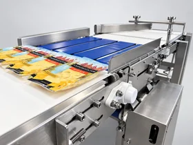 Конвейерный участок с упакованным продуктом и несколькими лентами