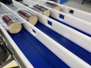 Четыре входящих транспортных ручья с упаковками сыра